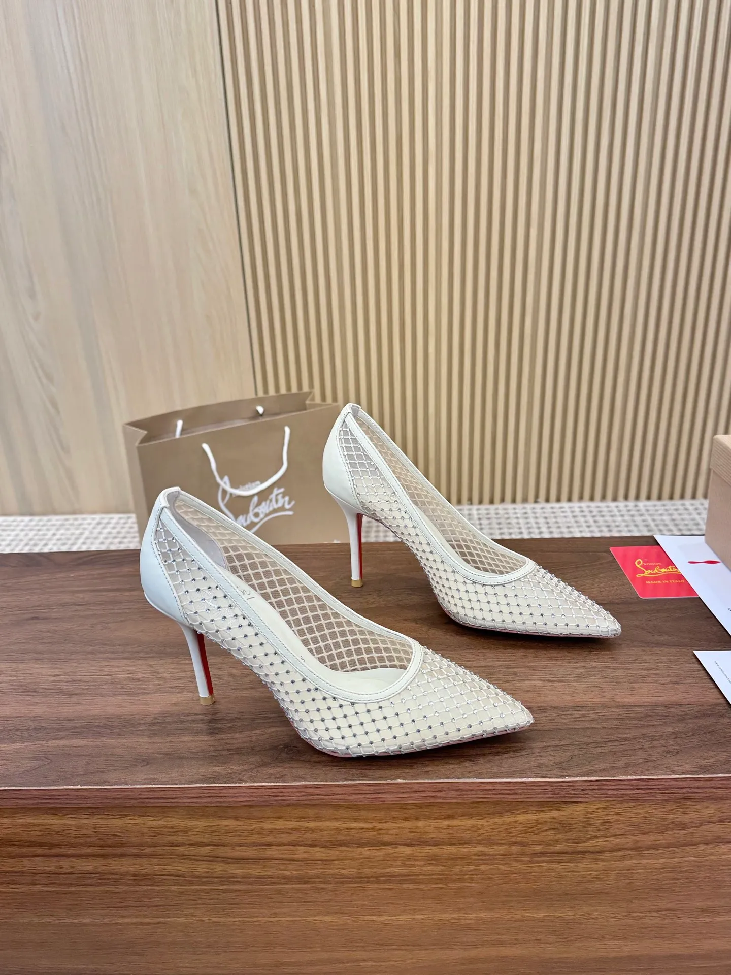 👟👟Ex-factory price 440👟👟 Genuine leather sole +40 Year-round shipment💝Christian Louboutin CL👠 Classic "💎Cow Patent Leather💎Series" noble and luxurious, real blingbling✨ Real materials, all customized by the pattern maker, and the materials are made of original customized materials, achieving the taste of the original 6 color options💍 Upper: imported 👉cow patent leather💪 lining: sheepskin foot pad/lining code number: 34-40.41.42 heel height: two options: 10.5cm and 8.5cm